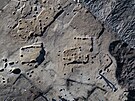 Pohled z dronu na poz�statky st�edov�k� vesnice, kterou archeologov� odkryli na...