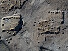 Pohled z dronu na poz�statky st�edov�k� vesnice, kterou archeologov� odkryli na...
