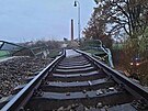 Ponienou konstrukci nahrad Sprva eleznic provizornm mostem.