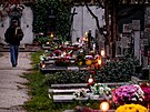 Zatkem listopadu lid m ke hrobm, aby zavzpomnali na sv blzk.