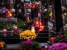 Zatkem listopadu lid m ke hrobm, aby zavzpomnali na sv blzk.
