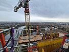 V�hled z �edes�t metr� vysok�ho pylonu budovan�ho lanov�ho mostu na...