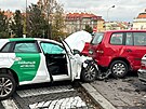 idi sdlenho automobilu naboural na praskm Strahov dalch osm aut, z...