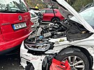 idi sdlenho automobilu naboural na praskm Strahov dalch osm aut, z...