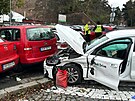 idi sdlenho automobilu naboural na praskm Strahov dalch osm aut, z...