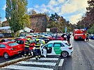 idi sdlenho automobilu naboural na praskm Strahov dalch osm aut, z...