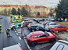 idi sdlenho automobilu naboural na praskm Strahov dalch osm aut, z...