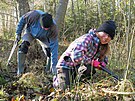 S n�letov�mi d�evinami bojovali dobrovoln�ci hlavn� pomoc� n��ek, men��...