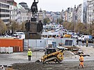 Kv�li stavb� tramvajov�ch kolej� na V�clavsk�m n�m�st� se bour� a stav� ve...