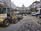 Kv�li stavb� tramvajov�ch kolej� na V�clavsk�m n�m�st� se bour� a stav� ve...