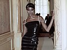 Modelka Naomi Campbellová tento elegantní výtvor Karla Lagerfelda pro Chanel...