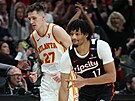 Shaedon Sharpe (17) z Portland Trail Blazers s raduje z trojky proti Atlanta...