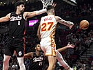 Vít Krej�í (vpravo) z Atlanta Hawks p�ihrává v zápase s Portland Trail Blazers....