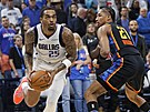 P. J. Washington (25) z Dallas Mavericks úto�í na ko� Oklahoma City Thunder,...