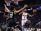 Cameron Payne (1) z New York Knicks úto�í v zápase s Brooklyn Nets kolem Jalena...