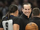 Kenny Atkinson, trenér Cleveland Cavaliers, se usmívá na rozhod�í Natalii...