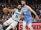 Cody Martin (11) z Charlotte Hornets se tla�í kolem Deana Wadea (32) z...