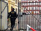 Policie zasahuje na jedn� ze �kol v Praze, a to kv�li vyhro�ov�n�.