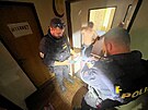 Policist kontroluj ubytovny v Plzni.