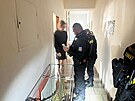 Policist kontroluj ubytovny v Plzni.