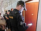 Policist kontroluj ubytovny v Plzni.