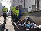 Pracovn�ci �ist� Plzn� doukl�z� nepo��dek kolem popelnic.