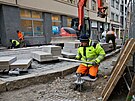 Stavebn firmy dokonuj rekonstrukci Zbrojnick ulice v Plzni, tramvaje se tam...