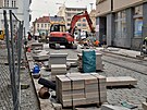 Stavebn firmy dokonuj rekonstrukci Zbrojnick ulice v Plzni, tramvaje se tam...