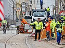 Stavebn firmy dokonuj rekonstrukci Zbrojnick ulice v Plzni, tramvaje se tam...
