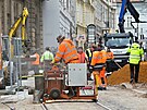 Stavebn firmy dokonuj rekonstrukci Zbrojnick ulice v Plzni, tramvaje se tam...