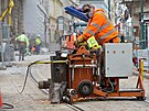 Stavebn firmy dokonuj rekonstrukci Zbrojnick ulice v Plzni, tramvaje se tam...