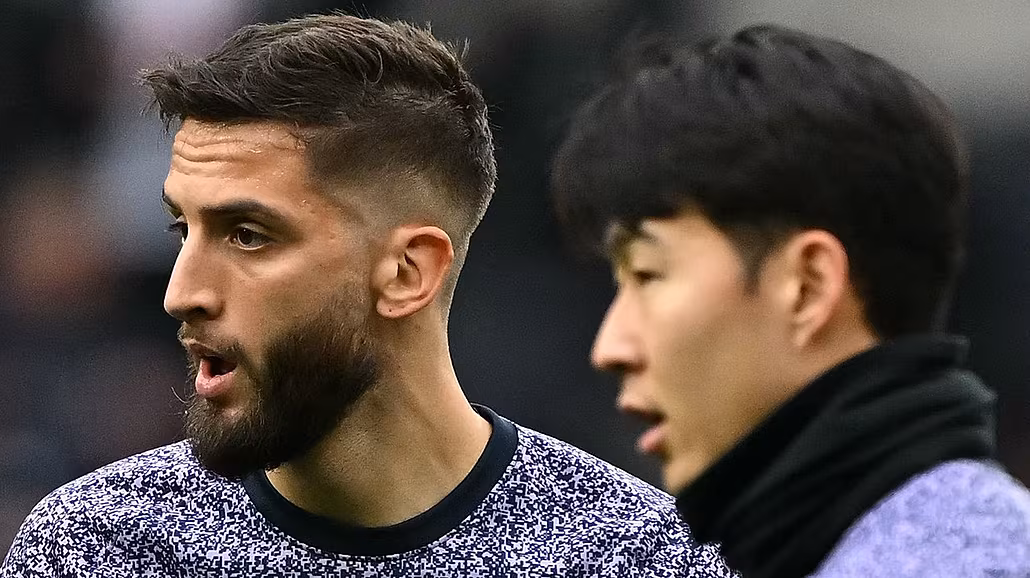 Uruguayský fotbalista Rodrigo Bentancur a jeho spoluhrá� z anglického...