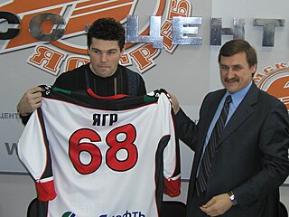 Jaromír Jágr pózuje s dresem Avangardu Omsk. Vpravo tehdejí éf klubu...