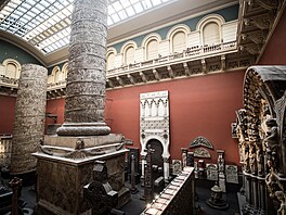 V&A, neboli Victoria and Albert Museum, pat�í k nablýskaným klenot�m Londýna....