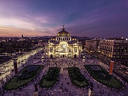 Zmínky o nich nechybí v �ádném pr�vodci, jejich náv�t�va se rovná tém��...