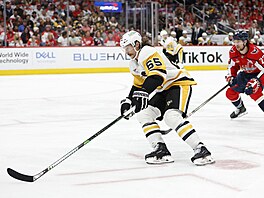 Obránce Erik Karlsson z Pittsburghu se �ene za kotou�em.