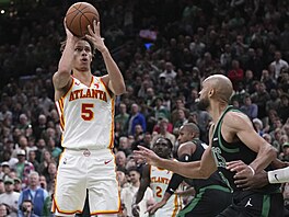 Dyson Daniels z Atlanty stílí na ko Bostonu.