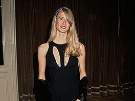 Laura Dernová si �erné sexy �aty s hlubokým výst�ihem oblékla v roce 1995 na...