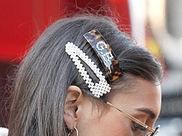 Obzvlá�� in jsou masivní sponky z imitace �elvoviny.