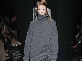 Co na tom, �e kombinace maxi sukn� a hu�atého svetru slu�í jen vylo�en� �tíhlým...