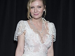 Jako by nezestárla ani o den. Kirsten Dunstová v roce 2017 na akci klenotnictví...