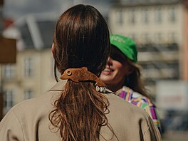 Nádech retra mají spony a sponky. Jejich design se v�t�inou dr�í p�i zemi,...