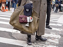 A také �ím blázniv�j�í, tím lépe. Na kabelce tak snadno vynosíte i hrnek....