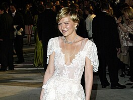 Na Vanity Fair Oscar party v roce 2004 oblékla dvaadvacetiletá Kirsten Dunstová...