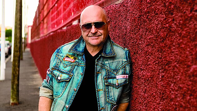 P�ed prom�nou v�il Michal David t�m�� 100 kilogram�.