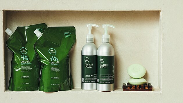Tea Tree Special �ampon a kondicion�r ve znovupou�iteln� hlin�kov� lahvi�ce, n�hradn� n�pln� a tuh� �ampon, ceny 1332 K�, 1443 K�, 1832 K�, 2277 K� a 799 K�