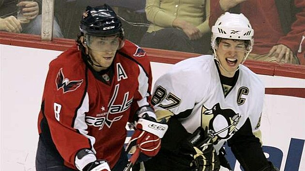 HV�ZDY. Ove�kin (vlevo) lídr Washingtonu a Crosby, kapitán Pittsburghu.