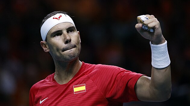 Rafael Nadal slav� v�t�zn� �der v �vodn�m duelu �tvrtfin�le Davis Cupu proti Nizozemsku.