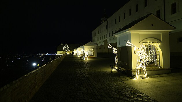 �ty�i tis�covky LED diod, z nich� jsou sochy sv�teln�ho parku tvo�eny, oza�uj� nejen n�dvo�� hradu �pilberk, ale tak� hradby a kasematy. Vyzdoben� jsou i jeho dal�� ��sti. 