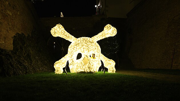 �ty�i tis�covky LED diod, z nich� jsou sochy sv�teln�ho parku tvo�eny, oza�uj� nejen n�dvo�� hradu �pilberk, ale tak� hradby a kasematy. 